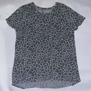 Gray cheetah print t shirt